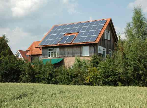 Die Nutzung von Dachflächen für die Gewinnung von Energie aus der Sonne, wie hier auf einem Privathaus, wünscht sich die Everswinkeler SPD auch für die öffentlichen Gebäude. 